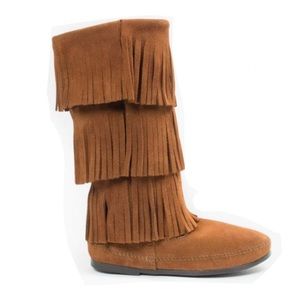 MINNETONKA — Brown Fringe Boots / Moccasins